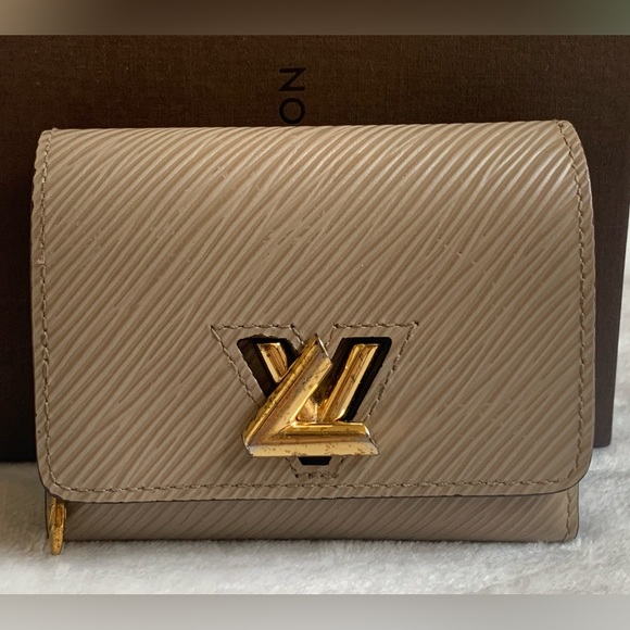 Louis Vuitton Twist Compact Wallet In Epi
leather (galet tone) - Picture 2 of 16